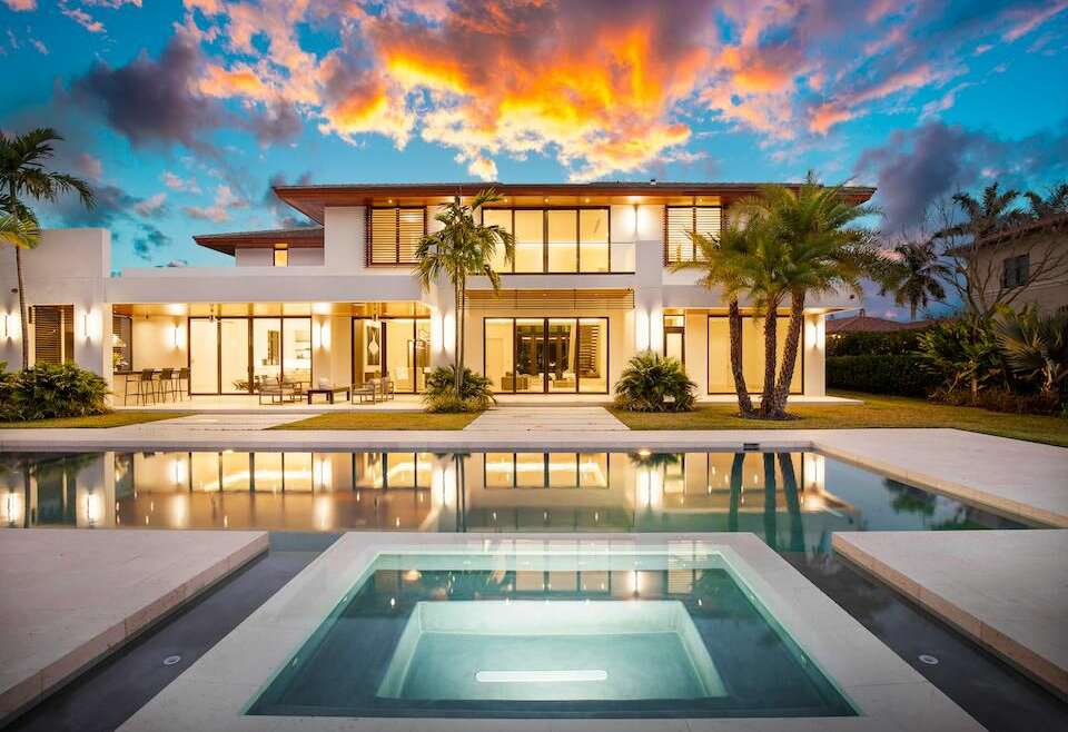 public adjuster in Pinecrest photo of nice house
